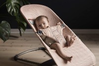 Șezlong pentru bebeluși BabyBjorn Bliss Pearly Pink Mesh imaginea #2 — magazin online Desire.md