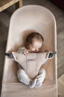 Șezlong pentru bebeluși BabyBjorn Bliss Pearly Pink Mesh imaginea #4 — magazin online Desire.md