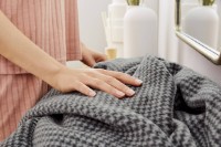 Плед s.Oliver Jacquard Decke (1542) 150x200cm Grey фото №3 — интернет-магазин Desire.md