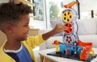 Set jucării transport Hot Wheels  City Super Twist Tire Shop (HDP02) imaginea #2 — magazin online Desire.md