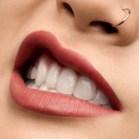 Ruj de buze Yves Saint Laurent The Slim Velvet Radical 301 imaginea #2 — magazin online Desire.md