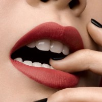 Ruj de buze Yves Saint Laurent The Slim Velvet Radical 302 imaginea #2 — magazin online Desire.md