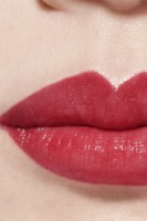 Balsam de buze Chanel Rouge Coco Baume 920 In Love imaginea #3 — magazin online Desire.md