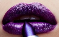 Помада для губ MAC Frost Lipstick Model Behavior фото №3 — интернет-магазин Desire.md