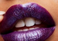 Помада для губ MAC Frost Lipstick Model Behavior фото №4 — интернет-магазин Desire.md