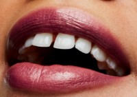 Ruj de buze MAC Frost Lipstick Plum Dandy imaginea #3 — magazin online Desire.md