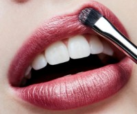 Ruj de buze MAC Frost Lipstick Plum Dandy imaginea #4 — magazin online Desire.md