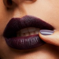 Помада для губ MAC Matte Lipstick Smoked Purple фото №3 — интернет-магазин Desire.md