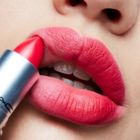 Ruj de buze MAC Retro Matte Lipstick Relentlessly Red imaginea #3 — magazin online Desire.md