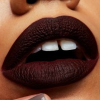 Ruj de buze MAC Retro Matte Liquid Lipstick High Drama imaginea #3 — magazin online Desire.md
