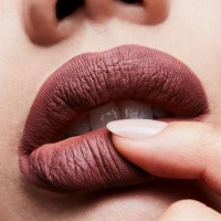 Ruj de buze MAC Retro Matte Liquid Lipstick Topped with Brandy imaginea #3 — magazin online Desire.md