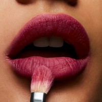 Ruj de buze MAC Powder Kiss Lipstick Burning Love imaginea #3 — magazin online Desire.md