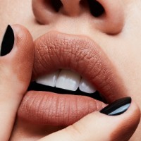 Ruj de buze MAC Powder Kiss Lipstick Impulsive imaginea #3 — magazin online Desire.md