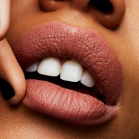 Ruj de buze MAC Powder Kiss Lipstick Mull It Over imaginea #3 — magazin online Desire.md