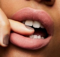 Ruj de buze MAC Powder Kiss Lipstick Scattered Petals imaginea #3 — magazin online Desire.md