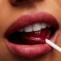 Ruj de buze MAC Powder Kiss Lipstick Stay Curious imaginea #3 — magazin online Desire.md