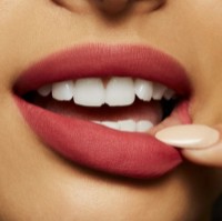 Ruj de buze MAC Powder Kiss Liquid Lipcolor A Little Tamed imaginea #2 — magazin online Desire.md