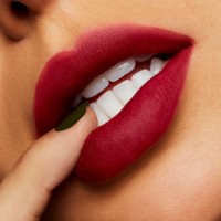 Ruj de buze MAC Powder Kiss Liquid Lipcolor Make Love To The Camera imaginea #2 — magazin online Desire.md