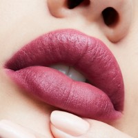 Помада для губ MAC Satin Lipstick Amorous фото №3 — интернет-магазин Desire.md