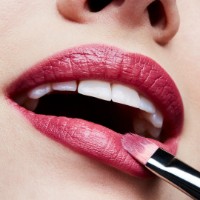 Помада для губ MAC Satin Lipstick Captive фото №3 — интернет-магазин Desire.md