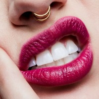 Помада для губ MAC Satin Lipstick Rebel фото №3 — интернет-магазин Desire.md