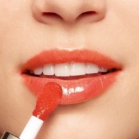 Ulei pentru buze Clarins Lip Comfort Oil 05 imaginea #2 — magazin online Desire.md