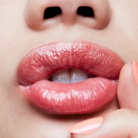 Блеск для губ MAC Lipglass Lychee Luxe фото №3 — интернет-магазин Desire.md