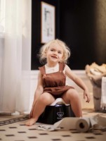 Oala-scaunel BabyBjorn Potty Chair Powder Black/White (055256A) imaginea #4 — magazin online Desire.md