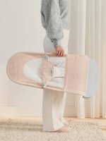 Șezlong pentru bebeluși BabyBjorn Soft Pearly Pink/White (005142A) imaginea #2 — magazin online Desire.md