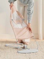 Șezlong pentru bebeluși BabyBjorn Soft Pearly Pink/White (005142A) imaginea #4 — magazin online Desire.md