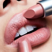 Помада для губ MAC Cremesheen Lipstick Modesty фото №3 — интернет-магазин Desire.md