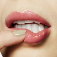 Balsam de buze MAC Glow Play Lip Balm Rouge Awakening imaginea #3 — magazin online Desire.md