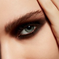 Fard de pleoape MAC Powder Kiss Eyeshadow Give A Glam imaginea #3 — magazin online Desire.md