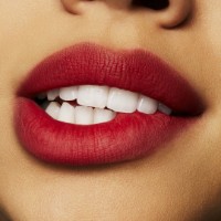 Ruj de buze MAC Powder Kiss Lipstick You're Buggin Lady imaginea #3 — magazin online Desire.md