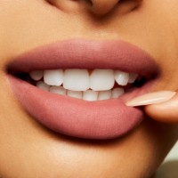 Ruj de buze MAC Powder Kiss Liquid Lipcolor Date Maker imaginea #3 — magazin online Desire.md