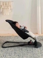 Șezlong pentru bebeluși BabyBjorn Bliss Black (006225A) imaginea #4 — magazin online Desire.md