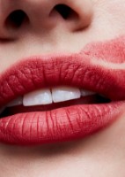 Ruj de buze MAC Powder Kiss Lipstick Werk Werk Werk imaginea #3 — magazin online Desire.md