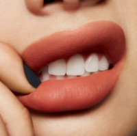 Ruj de buze MAC Powder Kiss Liquid Lipcolor Sorry Not Sorry imaginea #3 — magazin online Desire.md