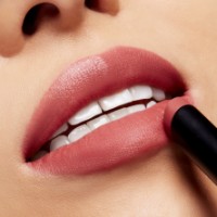 Ruj de buze MAC Powder Kiss Velvet Blur Slim Brickthrough imaginea #3 — magazin online Desire.md