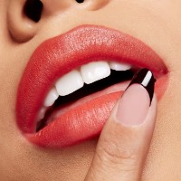 Ruj de buze MAC Powder Kiss Velvet Blur Slim Hot Paprika imaginea #3 — magazin online Desire.md