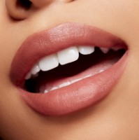 Ruj de buze MAC Powder Kiss Velvet Blur Slim Over The Taupe imaginea #3 — magazin online Desire.md