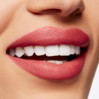 Ruj de buze MAC Powder Kiss Velvet Blur Slim Sheer Outrage imaginea #3 — magazin online Desire.md