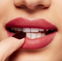 Ruj de buze MAC Powder Kiss Velvet Blur Slim Stay Curious imaginea #3 — magazin online Desire.md