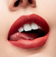 Помада для губ MAC Locked Kiss Ink Lipcolour Extra Chili фото №3 — интернет-магазин Desire.md