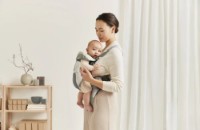 Marsupiu pentru copii BabyBjorn Mini Khaki/Green (021039E1) imaginea #2 — magazin online Desire.md