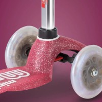 Самокат Micro Mini Deluxe Glitter LED (MMD208) фото №2 — интернет-магазин Desire.md