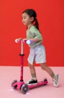 Trotinetă Micro Mini Deluxe Magic LED (MMD130) imaginea #5 — magazin online Desire.md