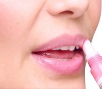 Luciu de buze Max Factor Color Elixir Cushion 010 Starlight Coral imaginea #3 — magazin online Desire.md