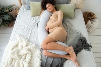 Perna de maternitate Doomoo Buddy Light Grey (B01) imaginea #2 — magazin online Desire.md