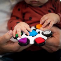 Развивающий набор Baby Einstein Curiosity Clutch Twist & Pop (12491) фото №3 — интернет-магазин Desire.md